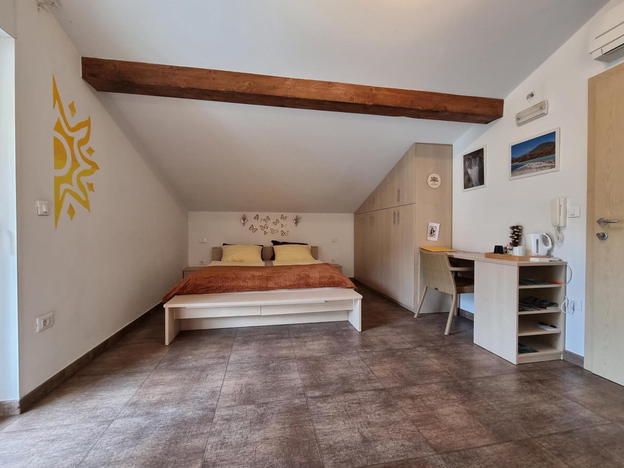 Apartment And Rooms Hisa Sonca Кобарид Екстериор снимка