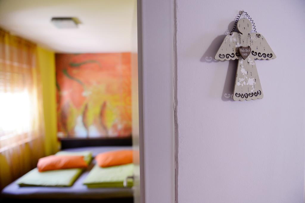 Apartment And Rooms Hisa Sonca Кобарид Стая снимка