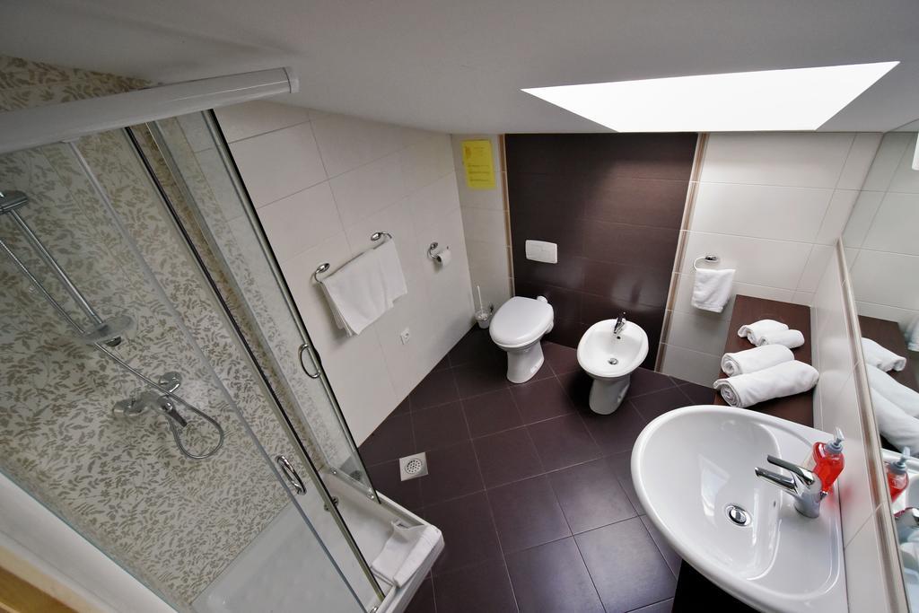 Apartment And Rooms Hisa Sonca Кобарид Стая снимка