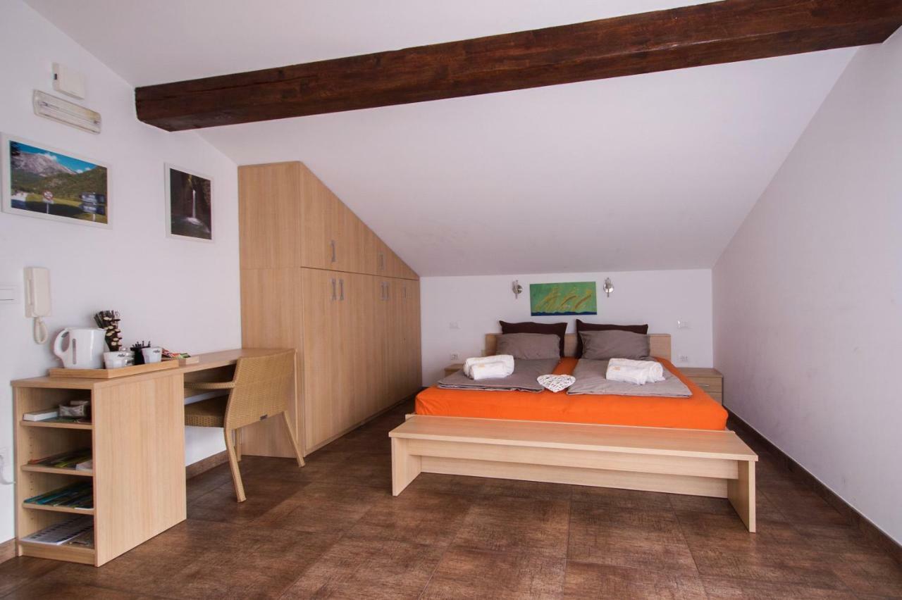 Apartment And Rooms Hisa Sonca Кобарид Екстериор снимка